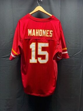 Like new Patrick Mahomes #15 Red Football Jersey sz L (17ax)